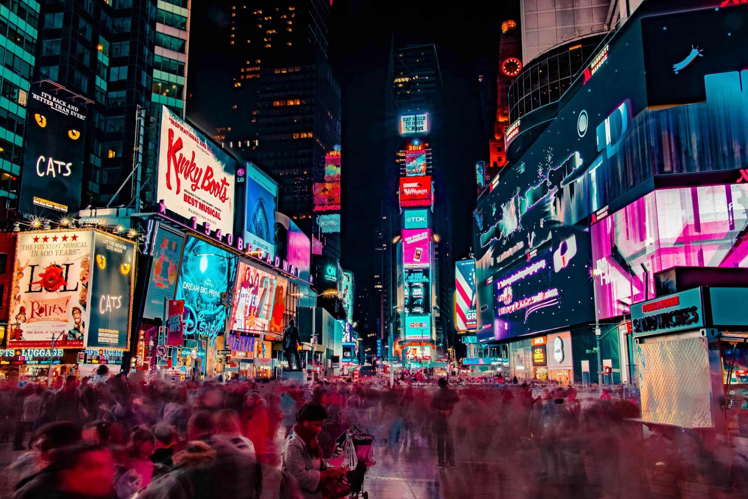 La multitud en medio de Times Square, en Nueva York, inundada de publicidad.